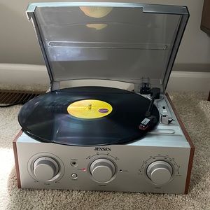 Jensen Turntable Record Player Vinyl Built in Speakers AM/FM Radio